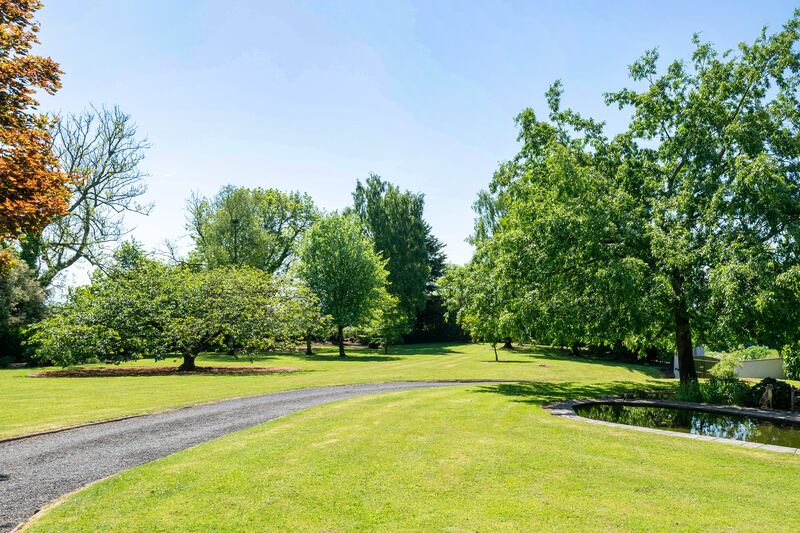 Lawns to front