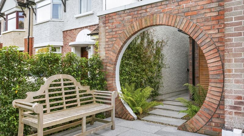 The horseshoe shape opening to the front is an interesting touch