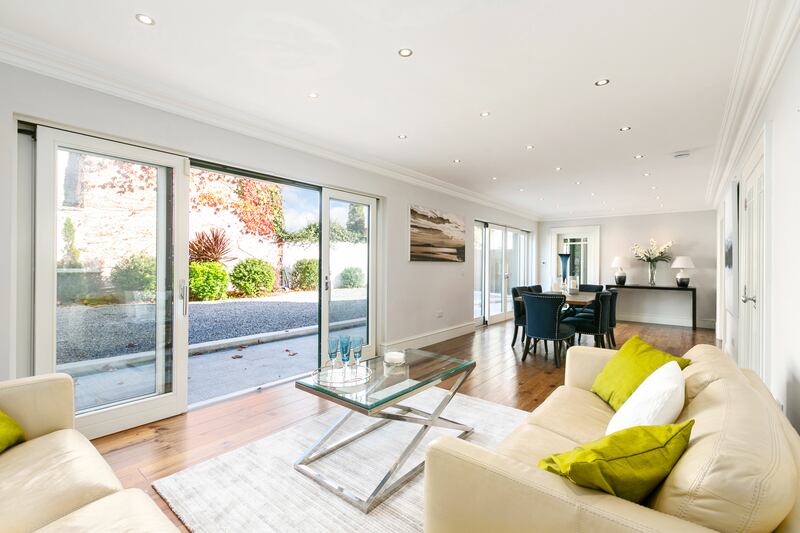 Living/diningroom leading to back garden