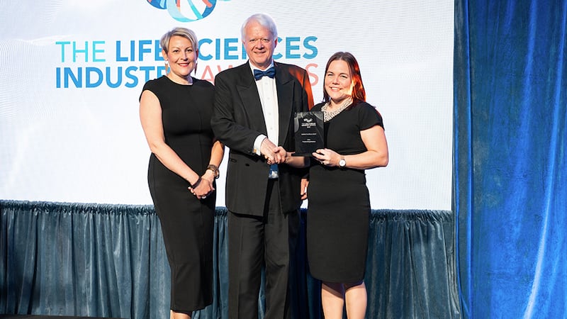 Matt Moran, awards judge, presents the medtech excellence award to Linda Greaney and Karolina Cygan, Freudenberg Medical