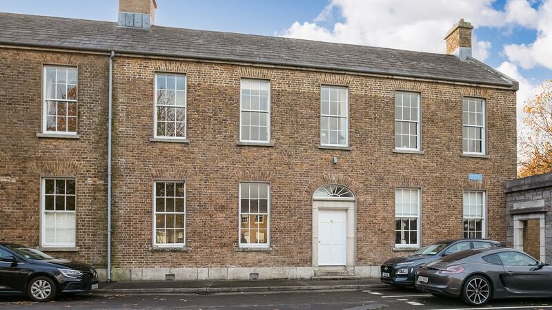 Dating from 1820, this D4 property features include tall sash windows, high ceilings and an open fire