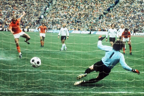 The History of the World in 12 Soccer Matches: Players become spectators of the social upheavals surrounding them