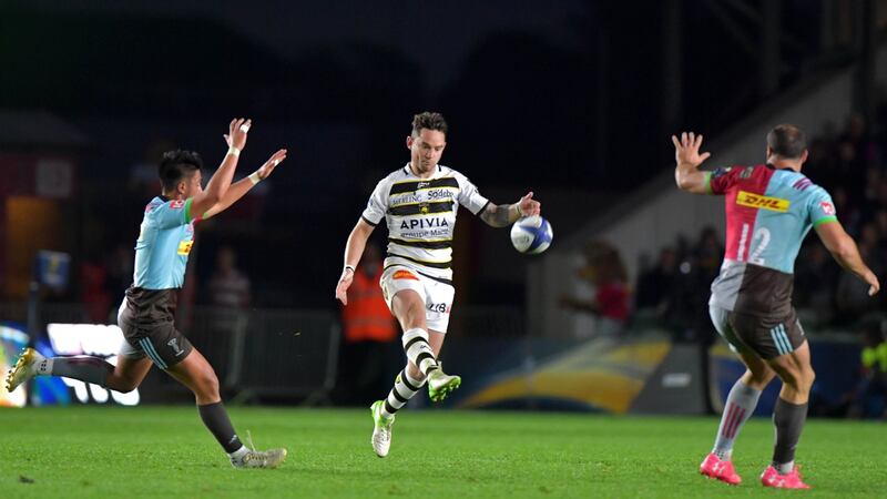 La Rochelle’s English flyhalf Ryan Lamb chips a ball through against Harlequins. Photo: Ollie Greenwood/Getty Images
