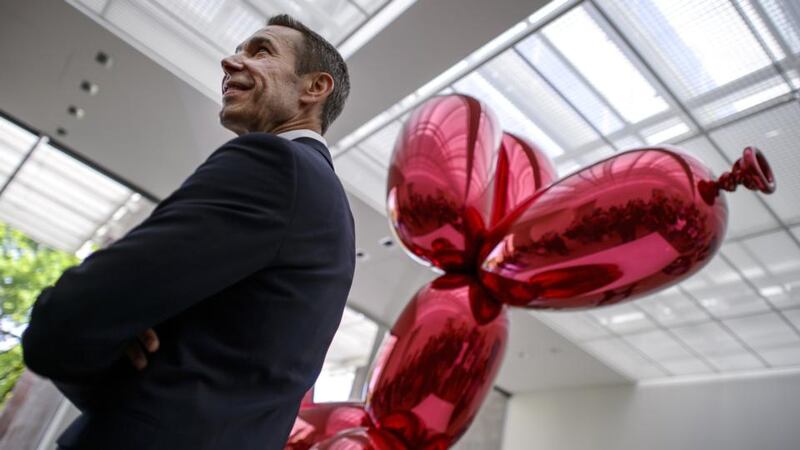 Jeff Koons with his ‘Balloon Dog’. Koons employs the size-matters tactic in sculpture, with his ‘huge stainless-steel shapes that vacuous super-rich art collectors lap up’
