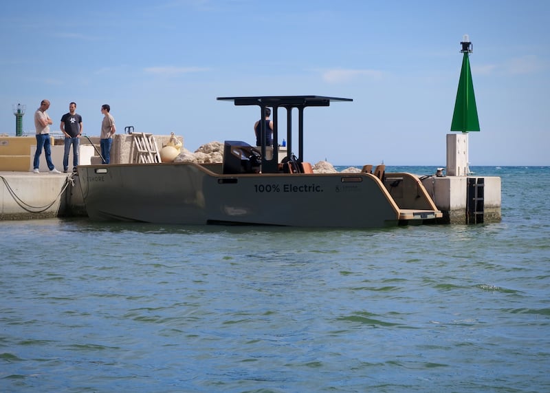 Bergström says he wanted to make a publicity splash and a sports boat capable of 40 knots (74km/h) was the ideal vehicle. A lower speed craft would have a hull designed more like a shark.