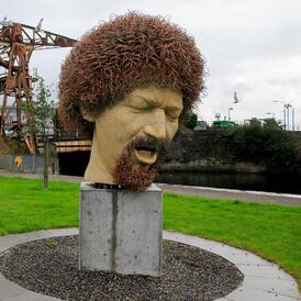 €80,000 Luke Kelly statue in need of extensive repairs due to visitors taking mementos