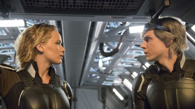 Jennifer Lawrence mar Raven/Mystique agus Evan Peters mar Peter/Quicksilver in X-MEN: APOCALYPSE