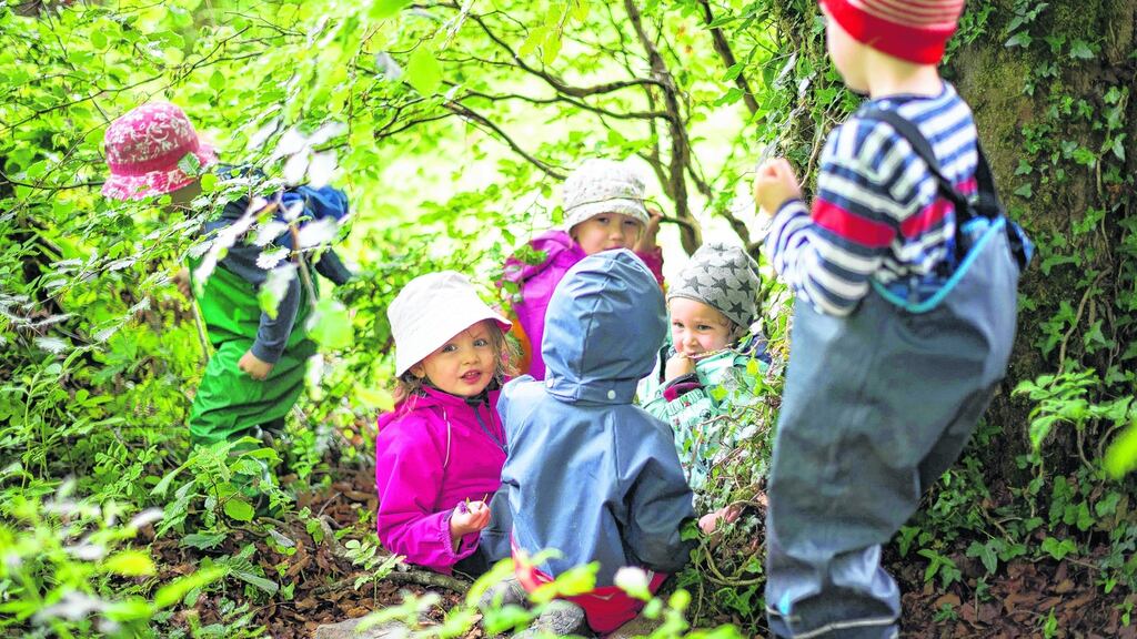The children play outside for 2-3 hours every day.