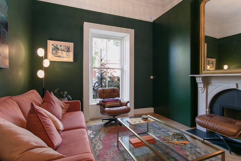 Sittingroom with built-in desk behind cupboard doors