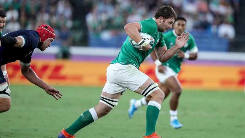 Iain Henderson makes a break from Grant Gilchrist. Photo: Dan Sheridan/Inpho
