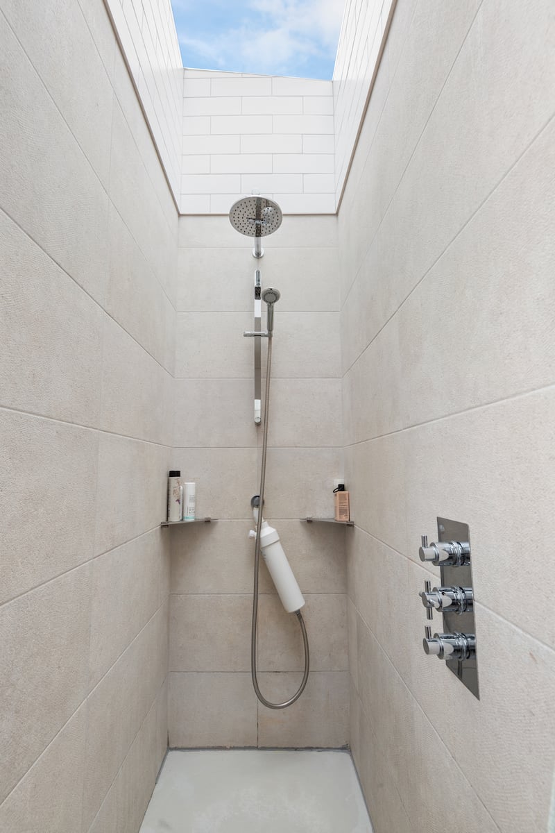 Shower with roof light