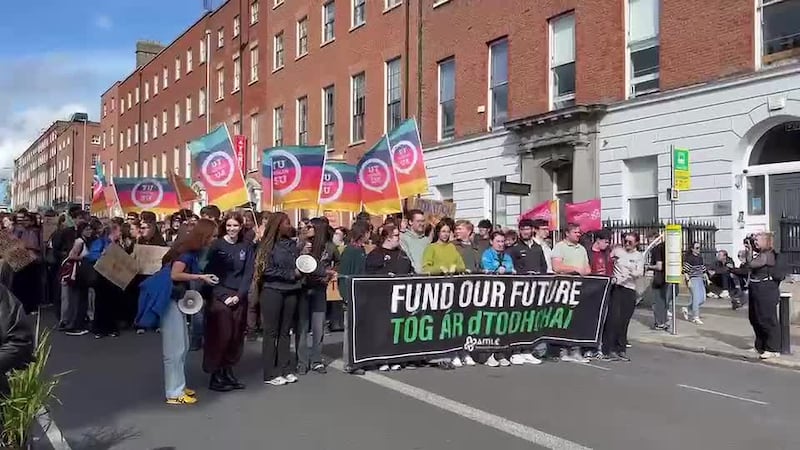 College student protest uses 90s hits to draw politicians into listening