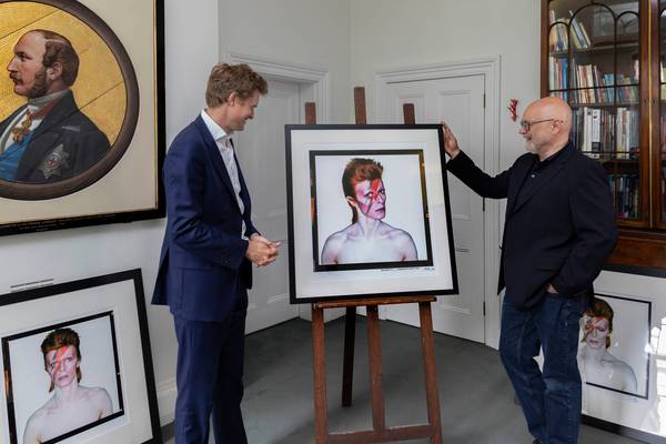 David Bowie ‘Aladdin Sane’ photograph gifted to V&A museum