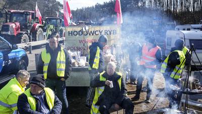 Polish farmers suspend blockade of Ukraine border
