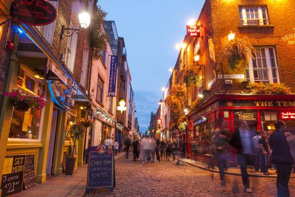 Coronavirus: Government calls on all pubs and bars to close from tonight