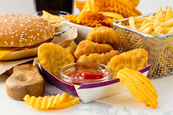 UK to ban daytime junk food adverts on TV and online