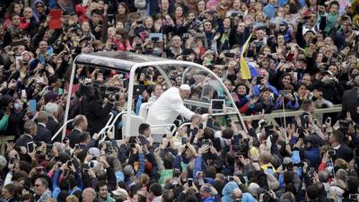 Pope Francis decries persecution in Easter Sunday address