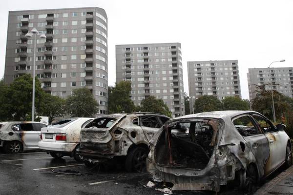 Youths set fire to cars in organised attacks in Swedish cities