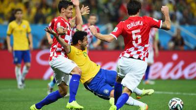 Brazil enjoy rub of the green, Neymar enjoys spotlight