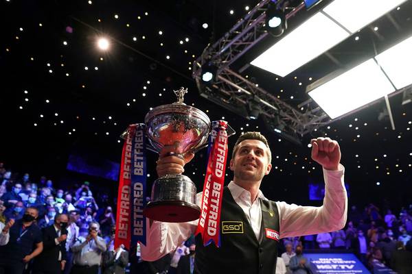 Mark Selby holds off Shaun Murphy to claim fourth world snooker title