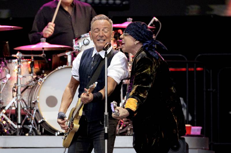 Brucewatch: Bruce Springsteen creates a heartwarming moment with a young fan
