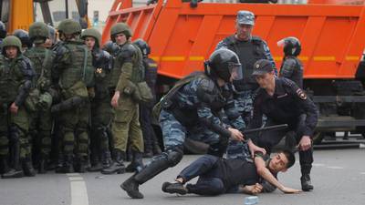 Hundreds of  protesters held  as Putin critic Navalny arrested