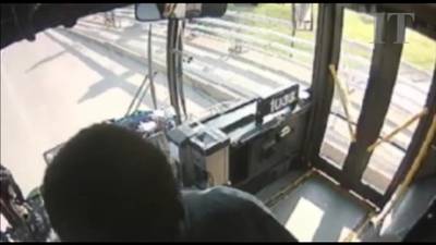 Video: US bus driver talks woman out of bridge jump